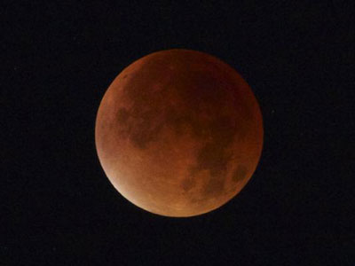 Supermoon Lunar Eclipse in London image