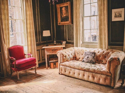 Living in a mansion for £1 a month - too good to be true? image