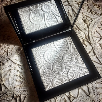 Burberry's Dreamy Face Lace image