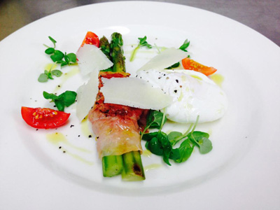 Asparagus wrapped in pancetta serve