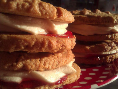 Ms Cupcake Peanut & Jam cookie sand