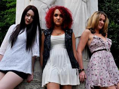 Girls by statue
