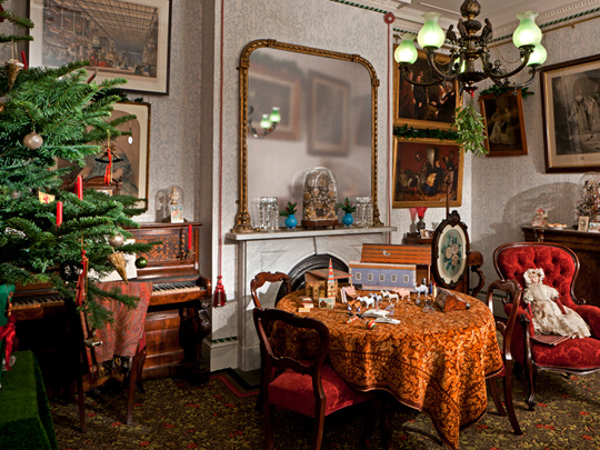 Christmas Past: 400 Years of Seasonal Traditions in English Homes image