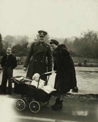 Soldiers’ families during the Second World War image