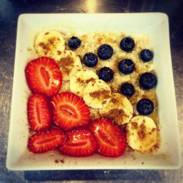 Porridge, strawberries, blueberries