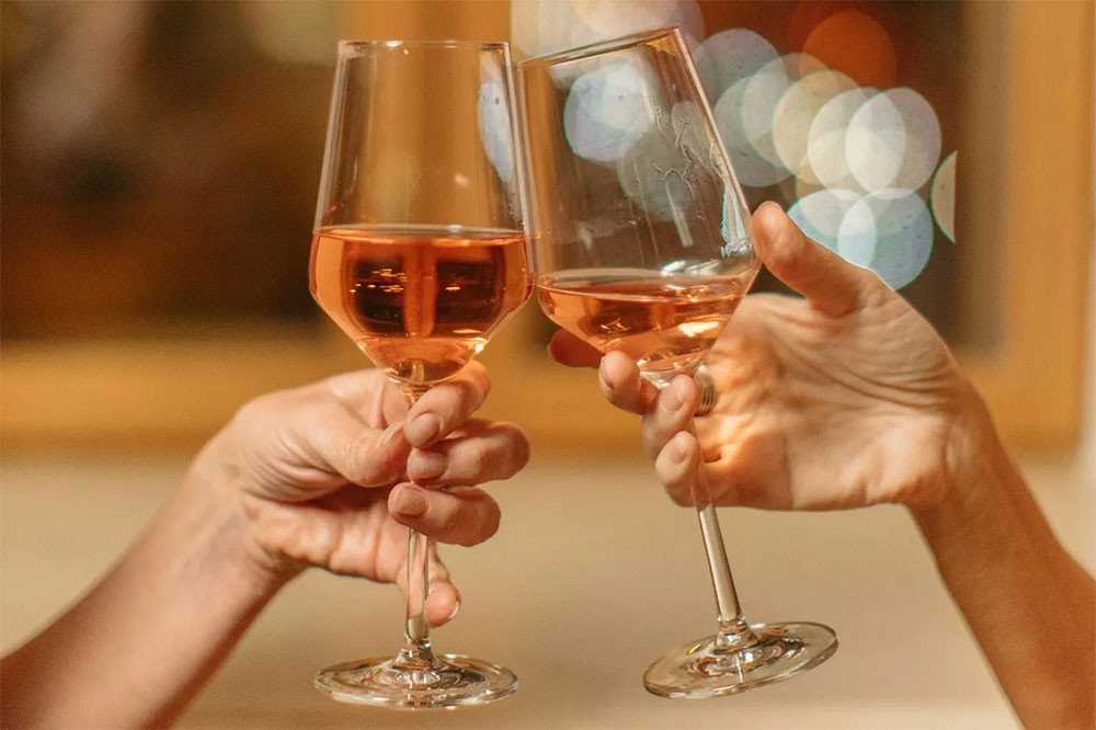 Do a winetasting in the sky picture