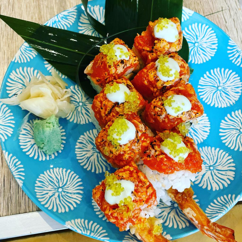 Sushi hand friends roll